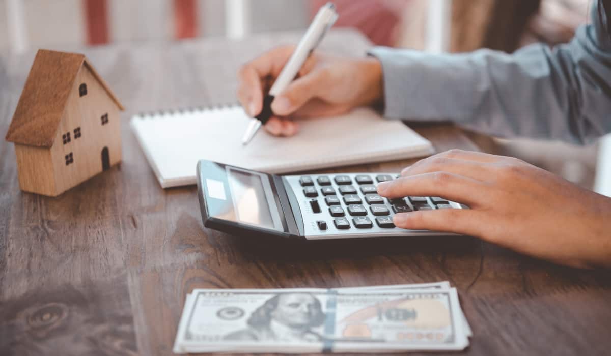 hands with calculator